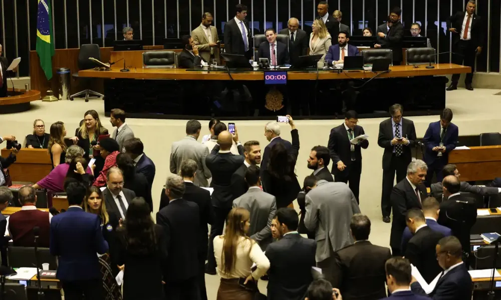 Câmara aprova alta de impostos e corta benefícios fiscais em votação madrugadora