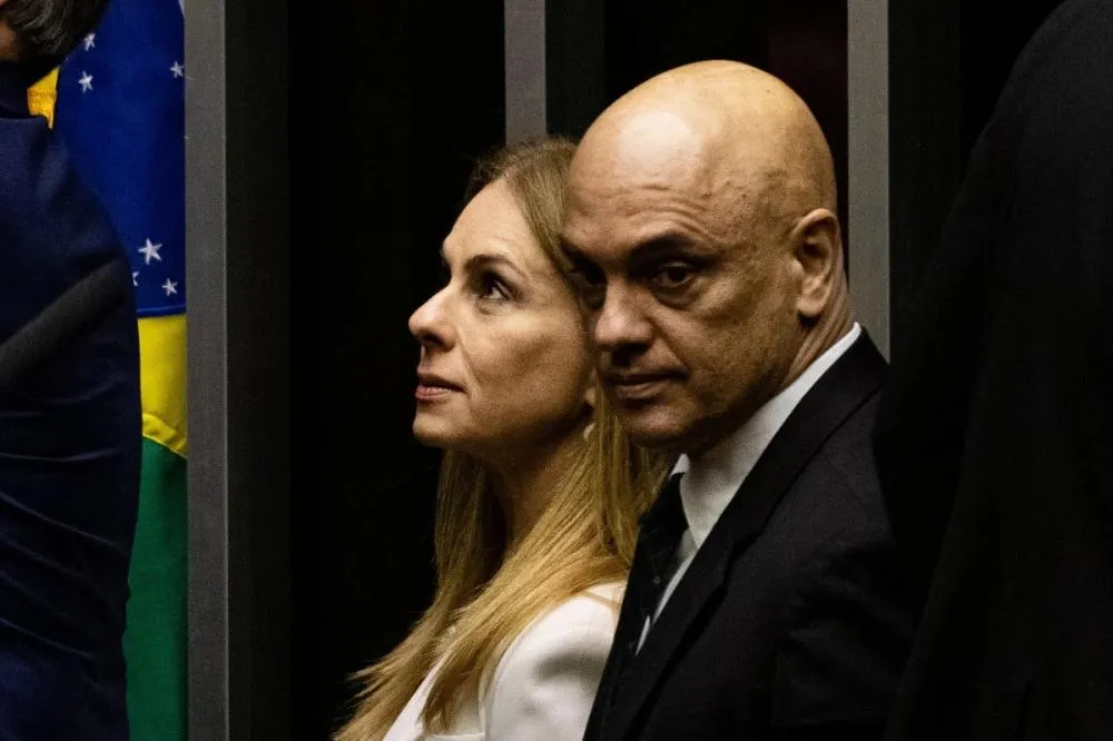 Notas que confundem: o caso Moraes, o Banco Master e a arte de explicar sem esclarecer