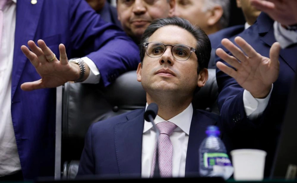 A pauta que ressuscitou do nada: a redução da jornada e a súbita “abdução” política de Motta