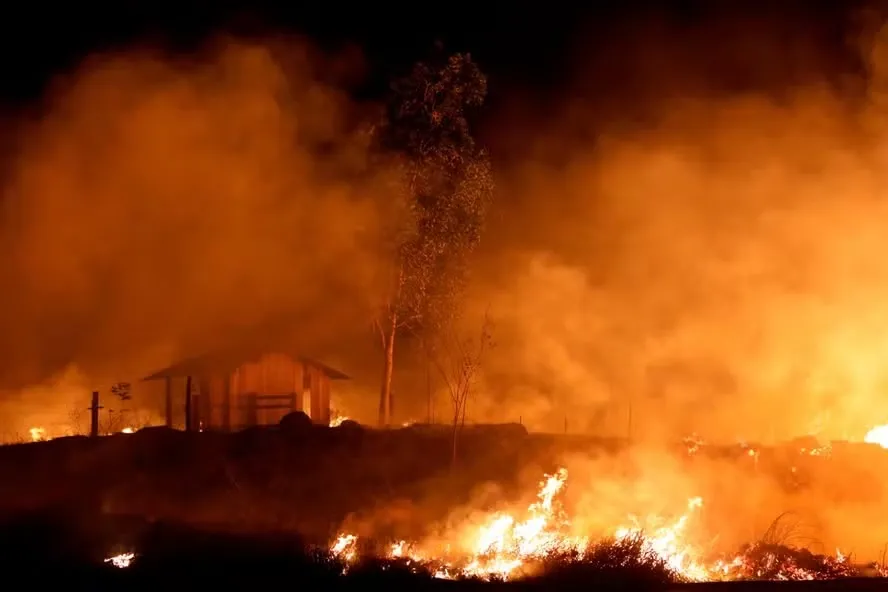 Amazônia em chamas: Seca e incêndios forçam população a abandonar suas casas em ieio ao 'Inferno' de fogo e fumaça