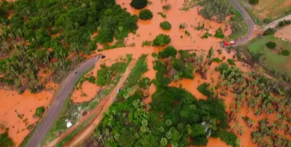 Estradas sonrisal e rankings de fantasia: quando a propaganda escorre com a chuva no Piauí