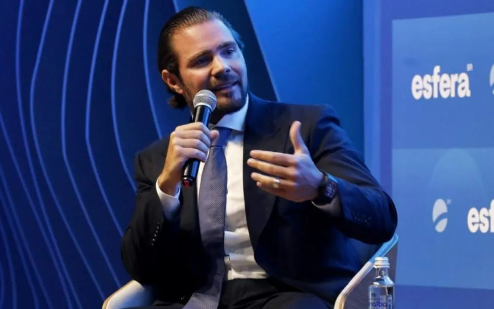 Denúncia explosiva: Renan dos Santos lança suspeitas e pergunta se Vorcaro seria o “Jeffrey Epstein tupiniquim”
