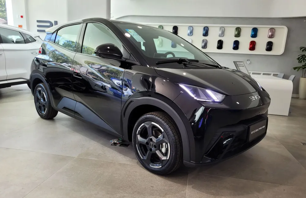 BYD Dolphin Mini 2026 fica mais barato e abandona versão de quatro lugares