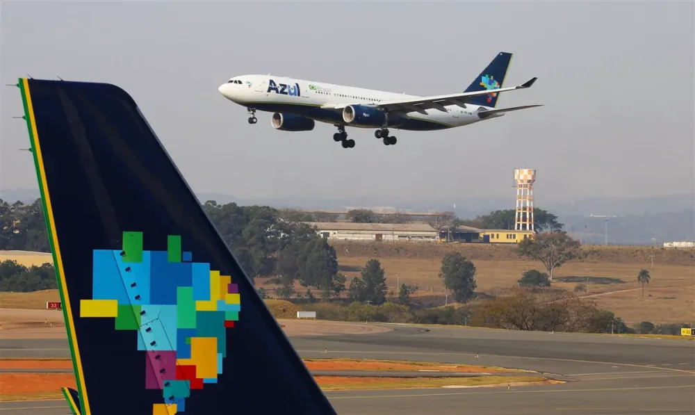 Ações da Azul disparam 200% após tombo histórico e levantam alerta no mercado