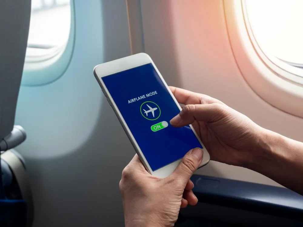 O que acontece se o “modo avião” do celular não for ativado durante o voo