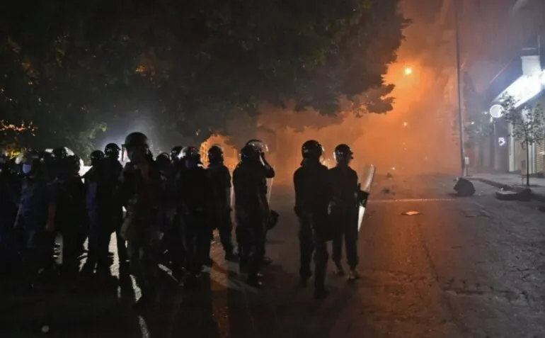 Irã mata quase 500 manifestantes, mas protestos seguem desafiando o regime