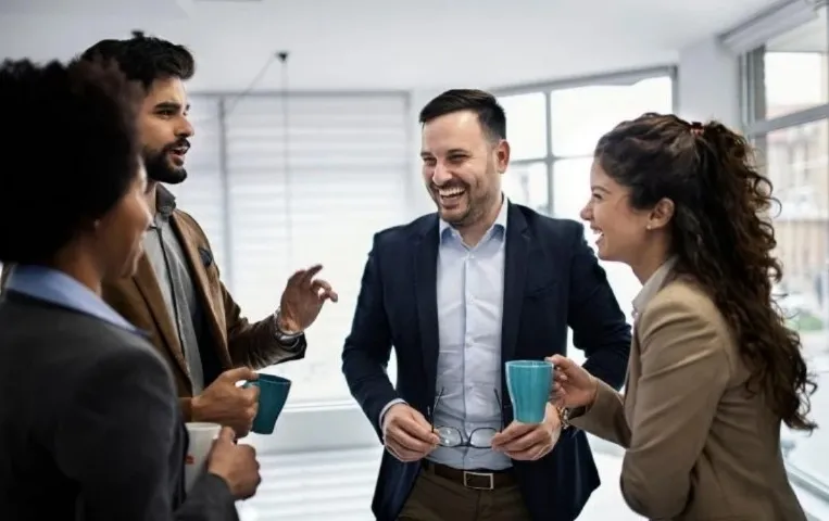 Coffee Badging: o novo ritual silencioso que redesenha o trabalho em 2026