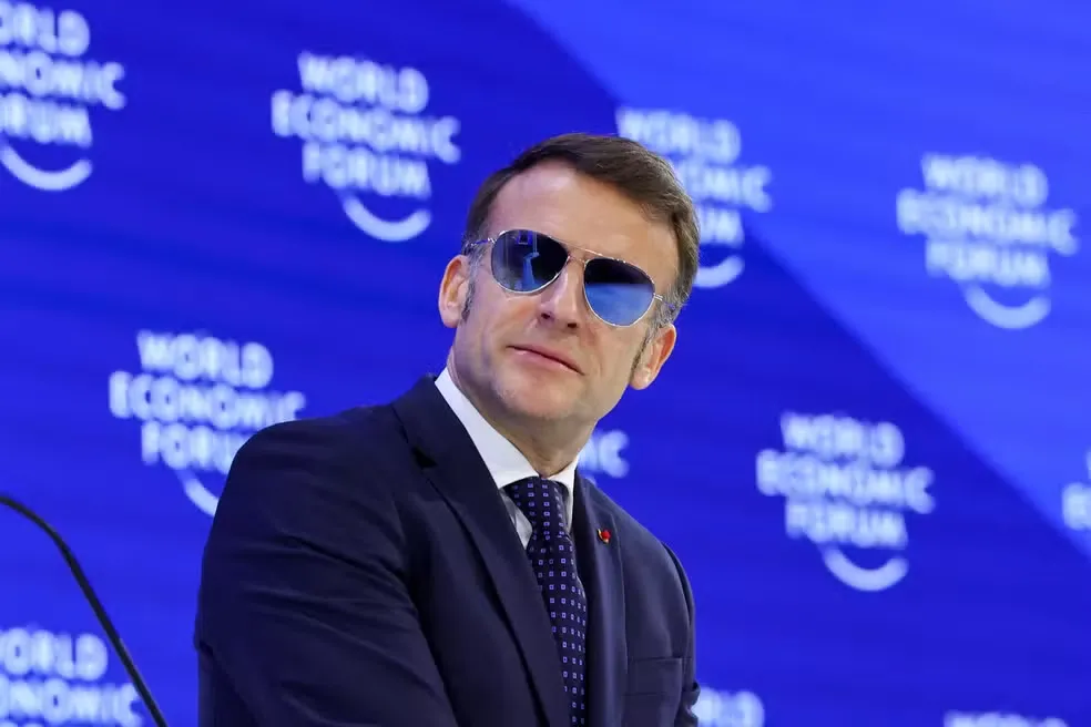 Trump ironiza oculos de Macron em Davos e tensão entre EUA e Europa volta ao centro do debate