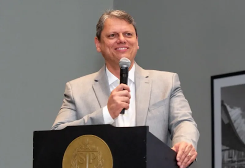 Tarcísio sai da disputa e reorganiza a direita: a desistência que fortalece o bolsonarismo