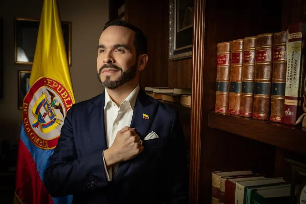 Advogado conservador surge como principal rival do candidato de Petro na Colômbia