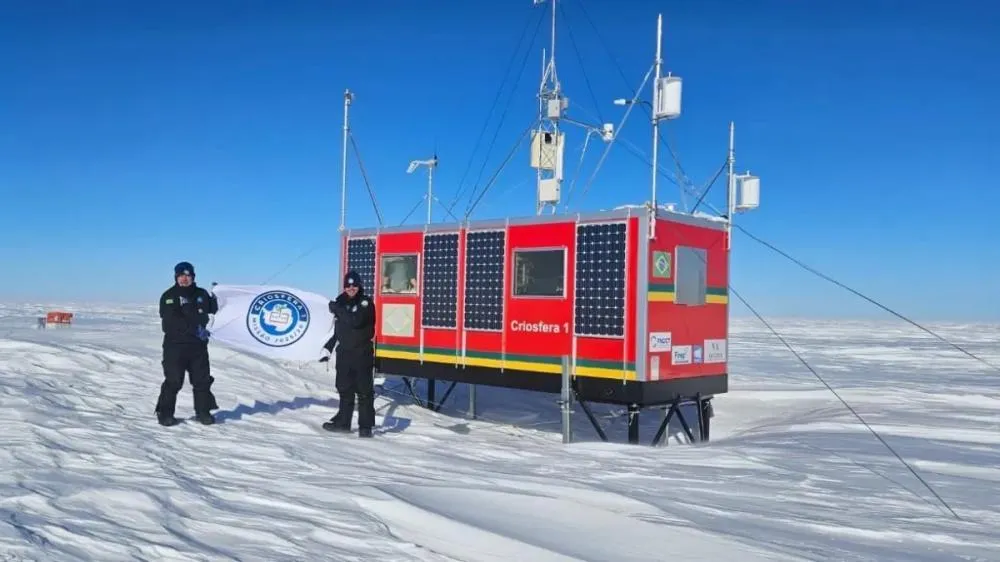 Brasileiros colhem alimentos no gelo da Antártica pela primeira vez