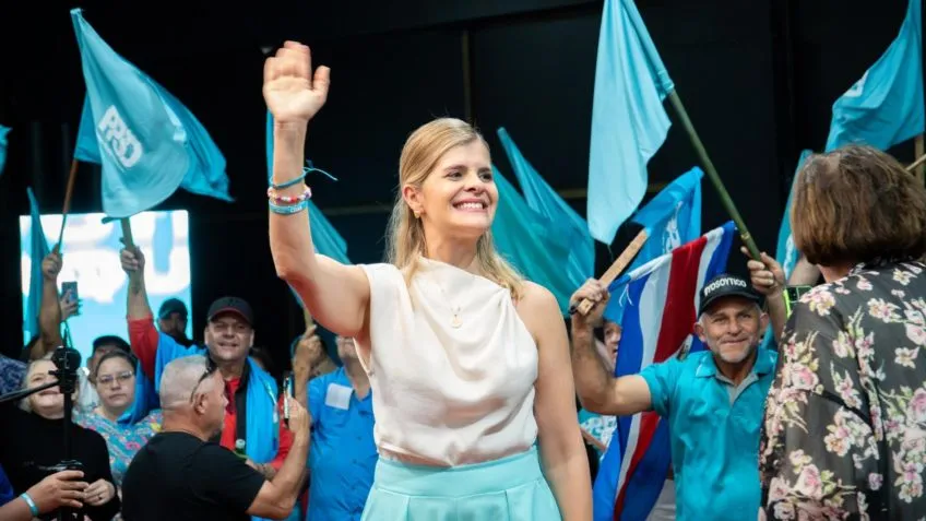 Direita consolida vitória na Costa Rica e elege Laura Fernández