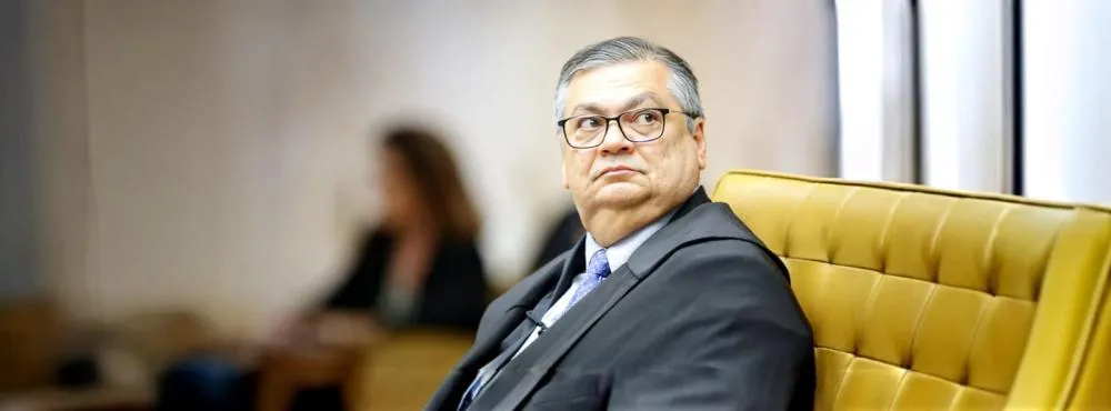 Dino corta os penduricalhos e balança o funcionalismo