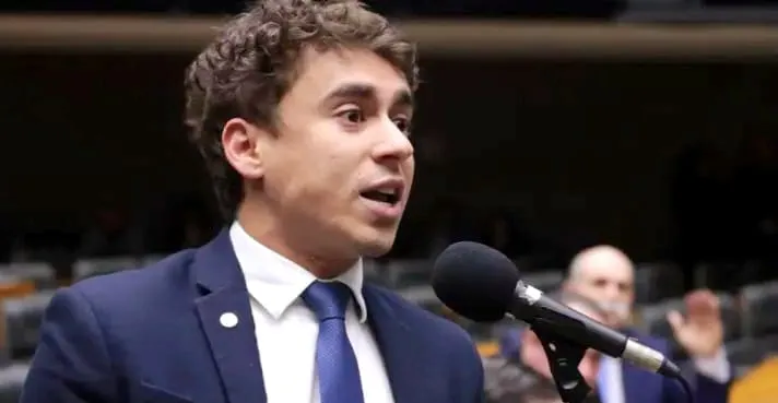 Padre nega comunhão a fiéis por apoio a Nikolas Ferreira e transforma a missa em ato político
