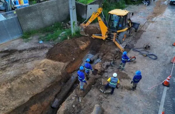 Equipes trabalham em bypass para restabelecer água após rompimento de adutora