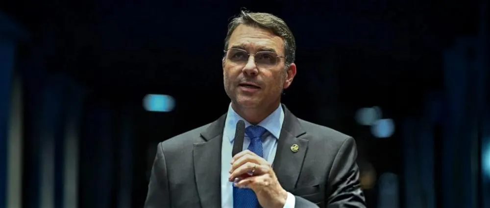 Flávio Bolsonaro derrotaria Lula em segundo turno e acende alerta máximo no Planalto