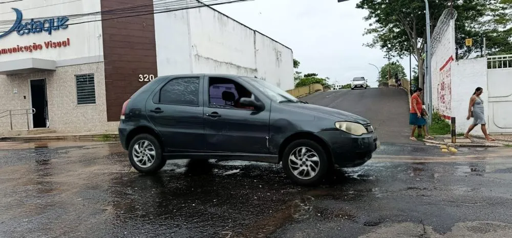 Água que falta em casa, sobra na rua: o retrato do descaso da Águas de Teresina