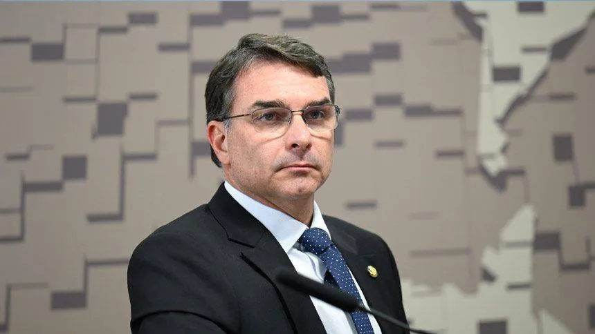 Flávio Bolsonaro promete “tesouraço” e acena ao mercado financeiro
