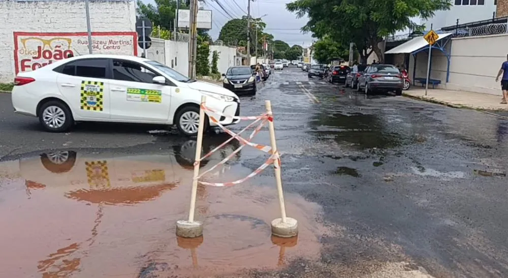 Água jorra, descaso escorre: silêncio da Águas de Teresina revolta moradores no coração da capital