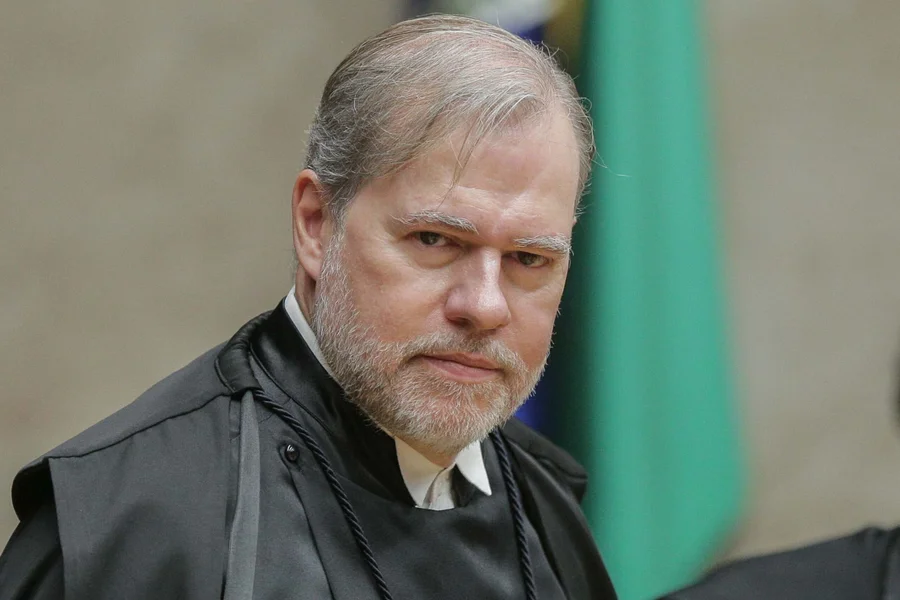 A saída de Dias Toffoli do Caso Master, o alívio institucional e a bomba-relógio deixada sobre a mesa