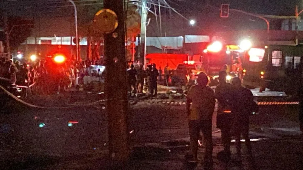 Ônibus sem freios provoca destruição no Buenos Aires, deixa feridos e expõe fragilidade do transporte urbano; veja vídeos