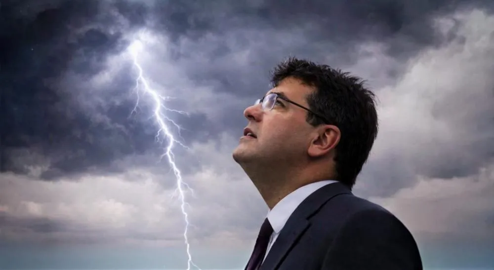 Governador assume papel de meteorologista e gera debate sobre prioridades em ano eleitoral