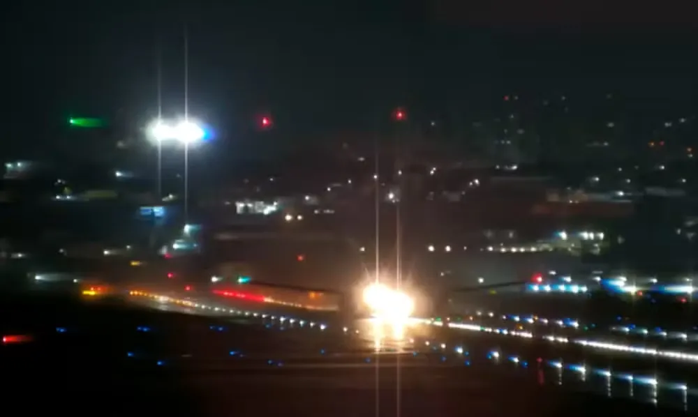 Avião pousa enquanto outra aeronave decola na mesma pista em Guarulhos; confira vídeo