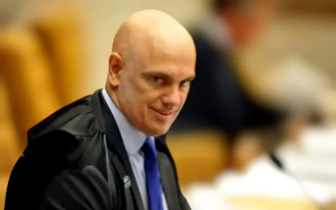 Entre o martelo e o silêncio: Moraes sob acusação de intimidação e o mutismo das instituições
