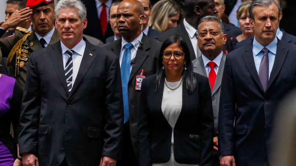 Cubanos em retirada da Venezuela; entenda