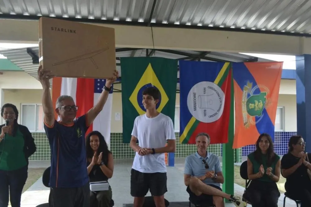 Jovem de 17 anos leva internet via satélite a escolas da Amazônia