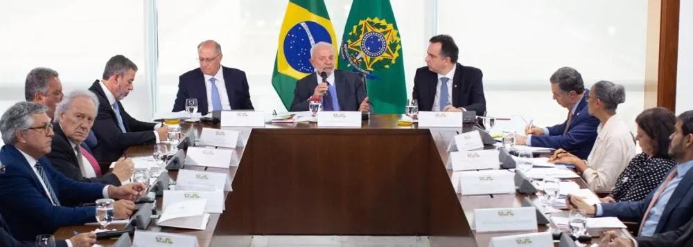 Desvio de foco: Lula e Marina Silva acusam sem provas e ignora falta de plano para combate aos incêndios