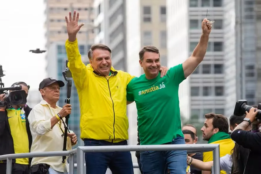 Bolsonaro formaliza Flávio como seu advogado no STF