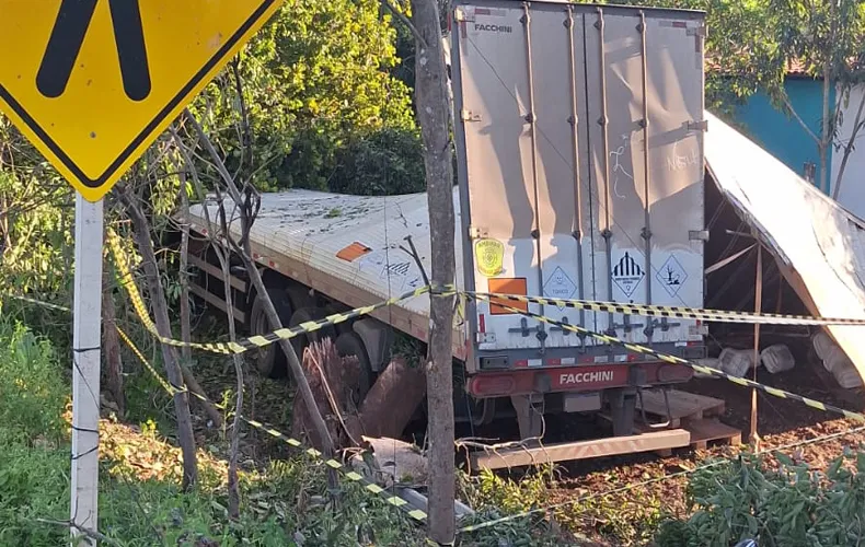Equipes monitoram possível contaminação após caminhão com carga tóxica tombar em Bertolínia