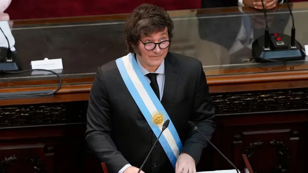 Superávit fiscal argentino atinge 899 bilhões de pesos em agosto