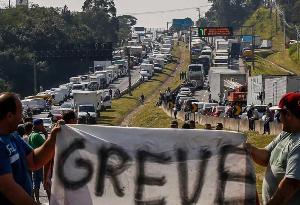 Nova greve de caminhoneiros pode parar o Brasil; entenda