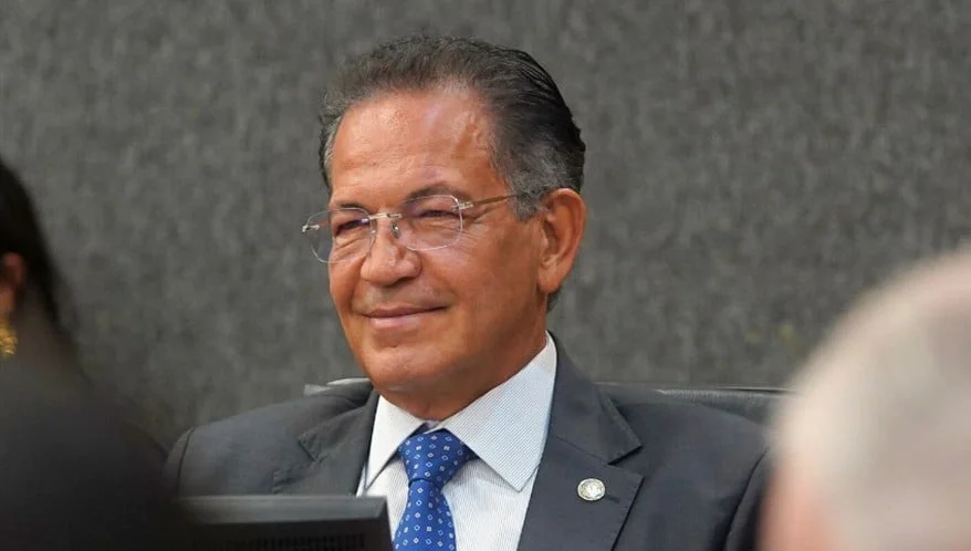 Ministro do STJ imobiliza passageiro em surto durante voo e evita tragédia