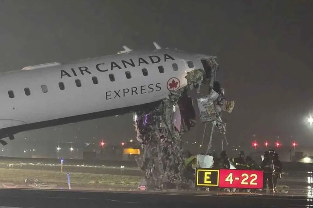 Colisão entre avião da Air Canada e caminhão de bombeiros fecha aeroporto em Nova York e mata dois pilotos