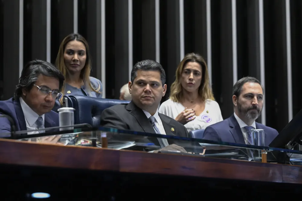 Senado aprova projeto que equipara misoginia ao racismo e amplia punições