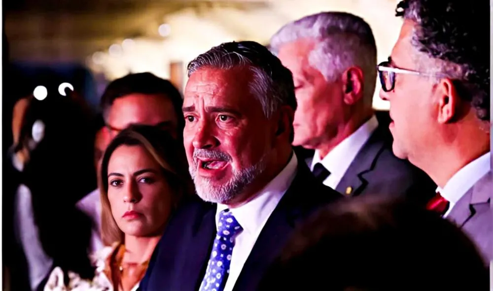 Base governista inverte lógica da investigação e pede indiciamento de Bolsonaro na CPMI do INSS