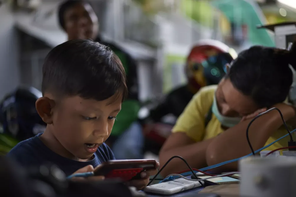 Indonésia aperta cerco às redes sociais e proíbe menores de 16 anos