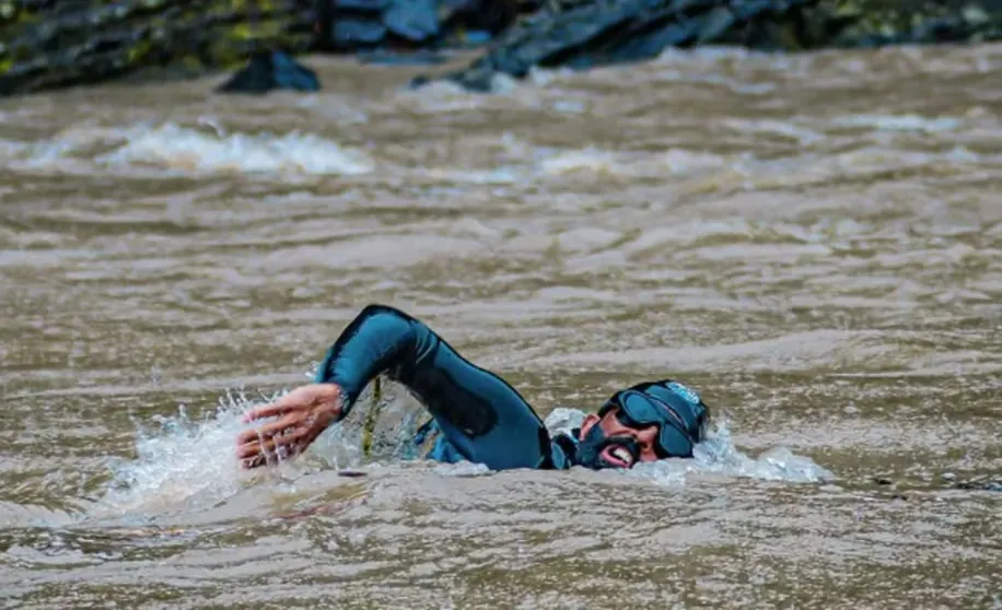 Conheça o homem que desafia a natureza e nada pelo Amazonas das nascentes até o encontro com o mar