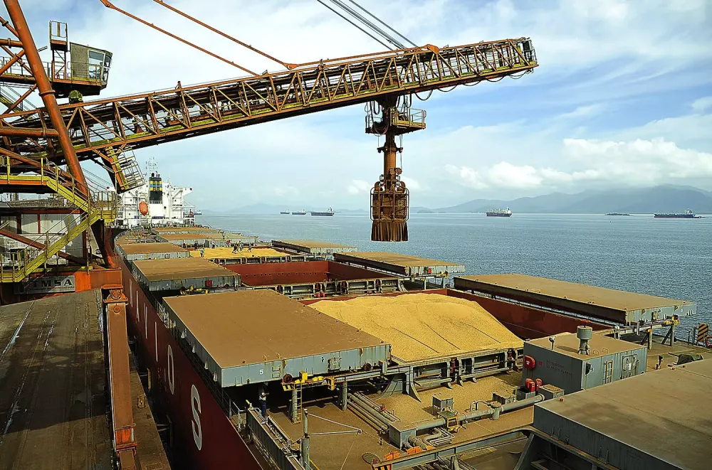 Agronegócio brasileiro tem queda nas exportações em agosto; milho sofre maior impacto