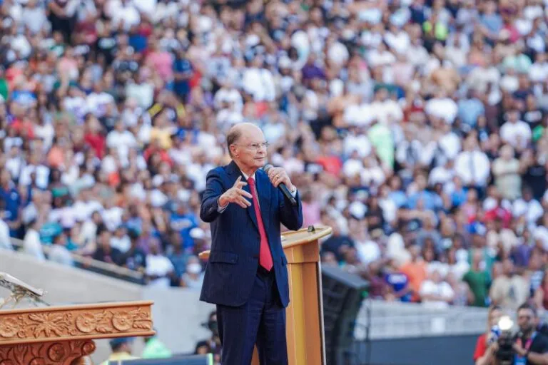 Igreja reúne multidões