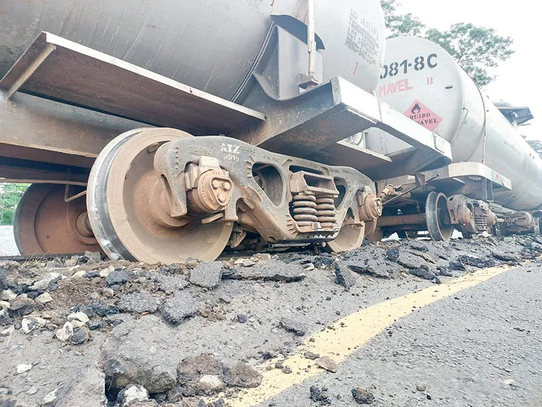 Trem com combustível descarrila e interdita Ponte Metálica entre Teresina e Timon