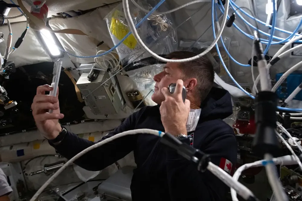 Por que astronautas estão usando iPhone em missão à Lua?