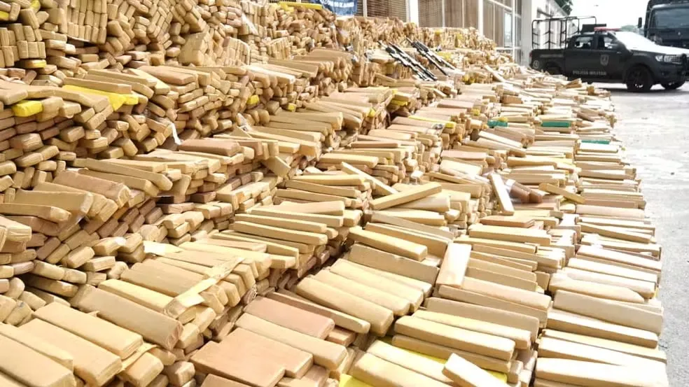 Cão da PM descobre bunker do CV com 48 toneladas de maconha na Maré