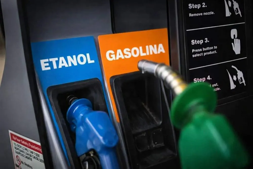 Governo estuda aumentar mistura de etanol na gasolina e pode mexer no preço dos combustíveis