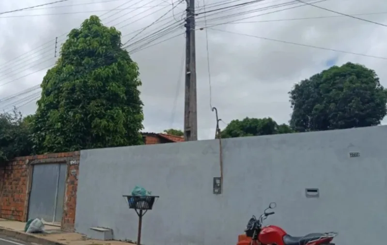 Perigo institucionalizado: quando o poste invade a casa e o poder público se ausenta