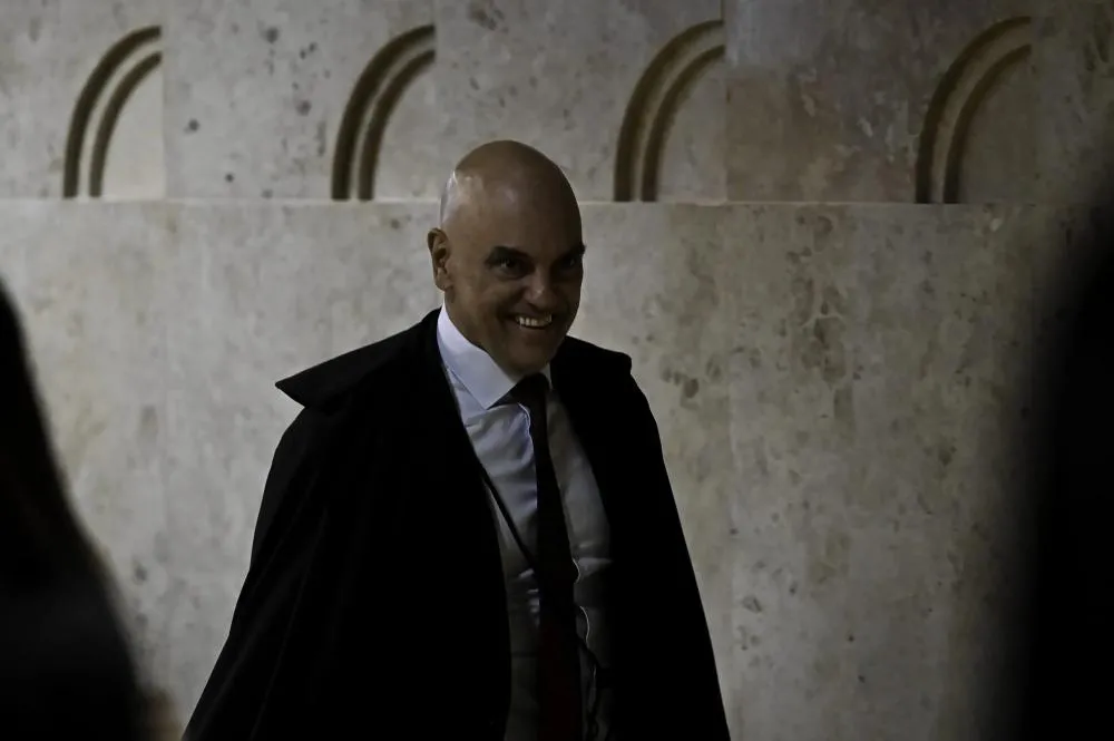 Alexandre de Moraes manda PF abrir inquérito contra Flávio Bolsonaro por ataque a Lula
