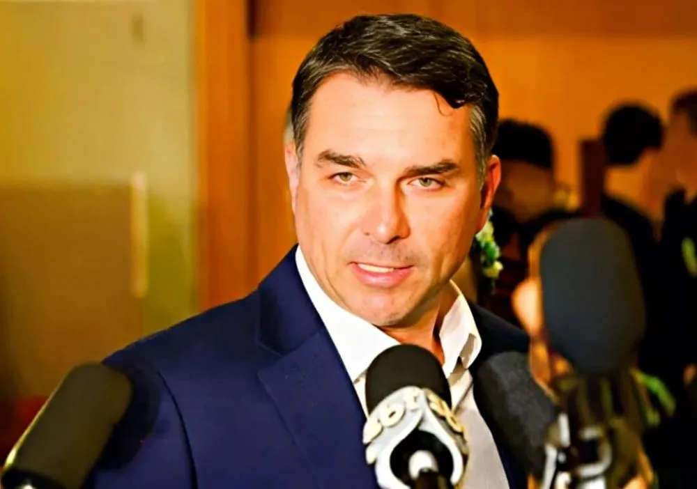 Crusoé aponta virada: Flávio Bolsonaro emerge como versão moderada e competitiva no cenário eleitoral